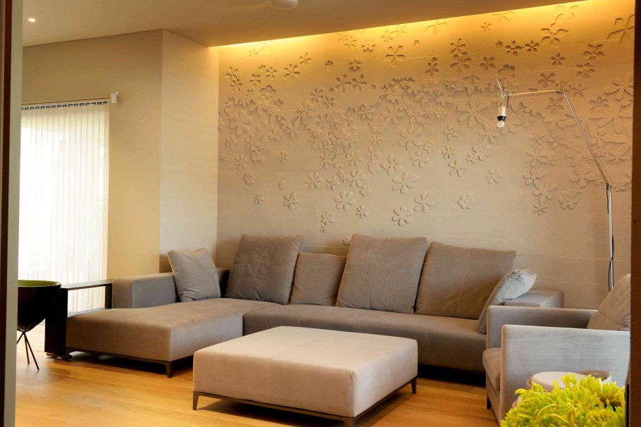 Фиолетовая штукатурка в гостиной