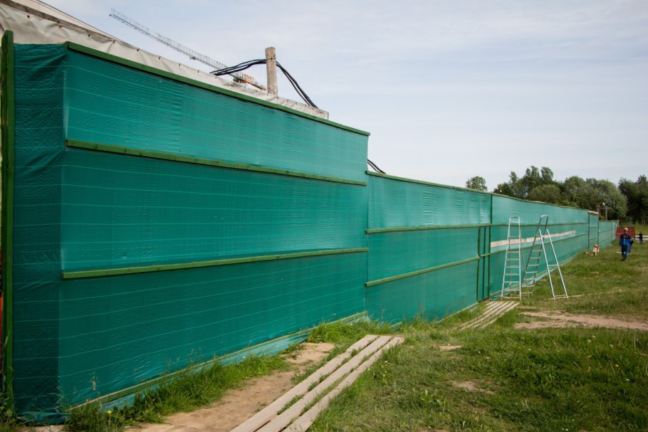 Красивый забор из сетки рабицы