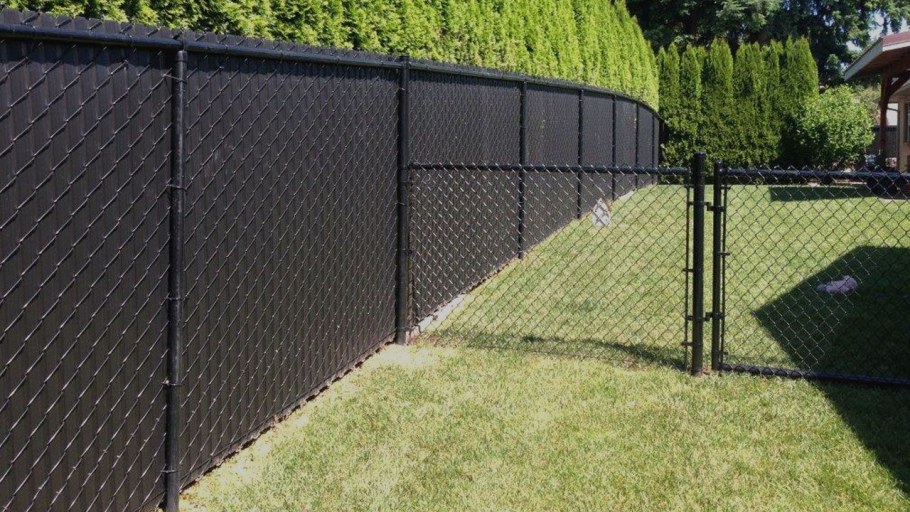 Ограждение из сетки рабицы