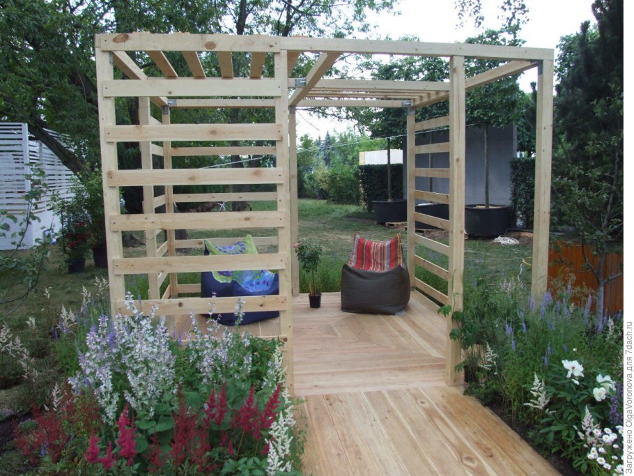 Обустраиваем беседку из поддонов