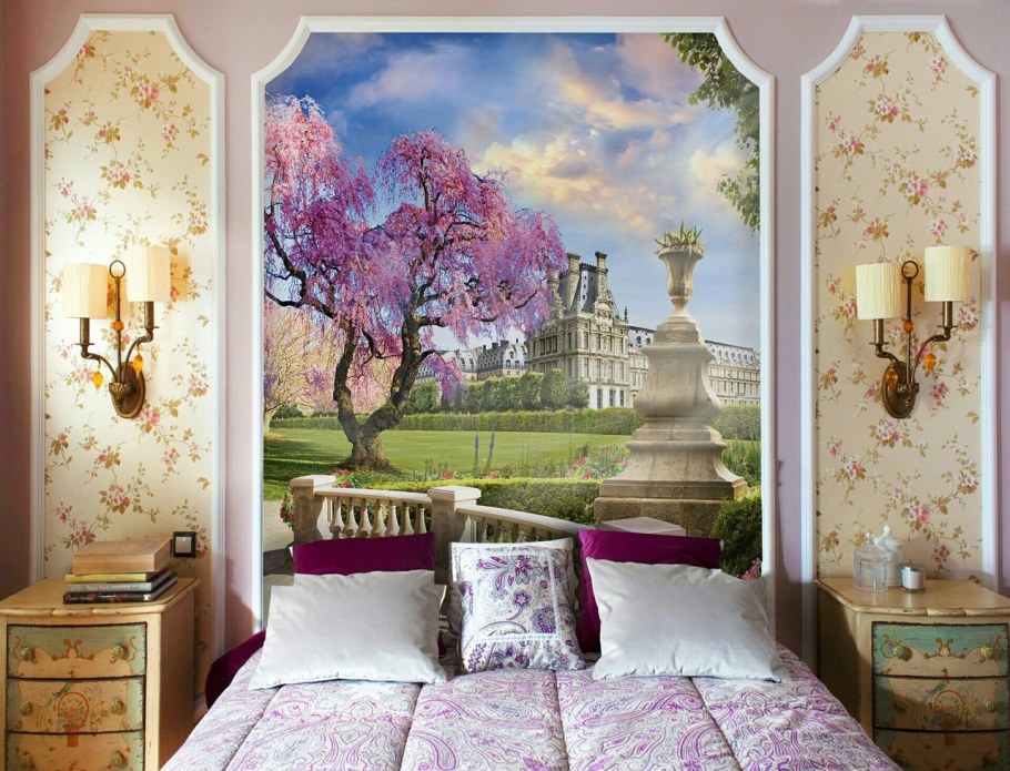 Фреска в рамке на стене