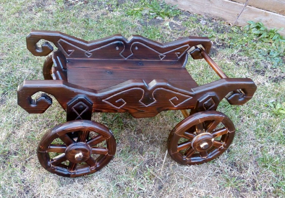 Деревянная телега для цветов