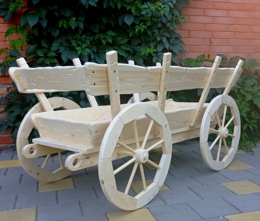 Деревянная телега для цветов