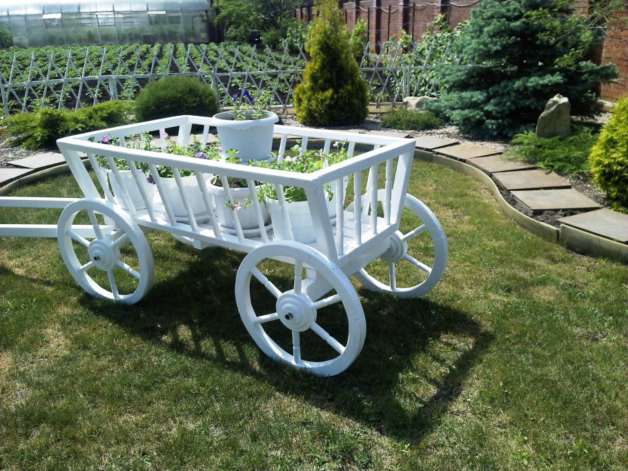 Деревянная телега для сада