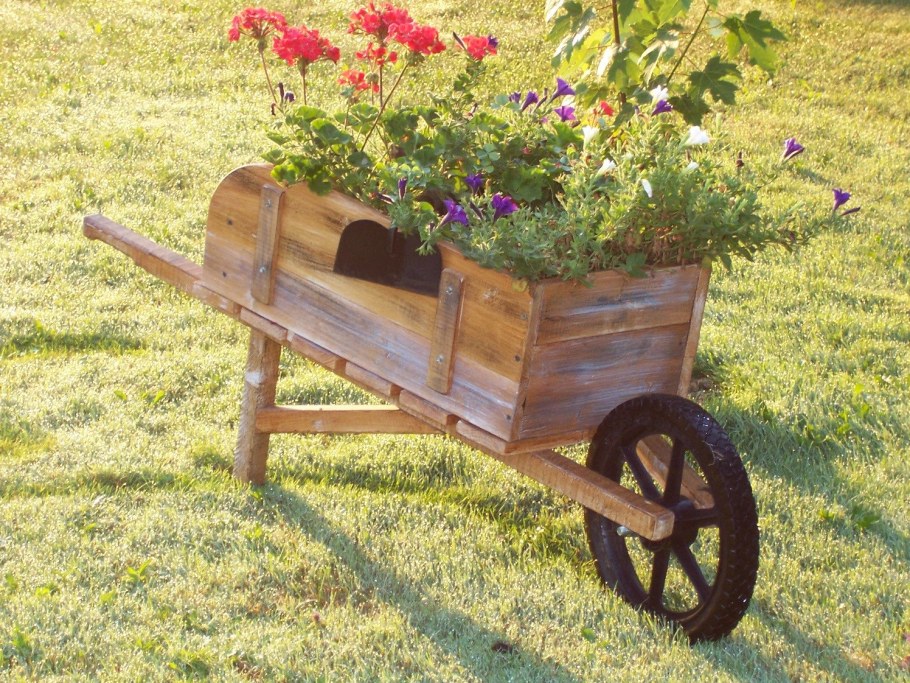 Садовый декор из дерева