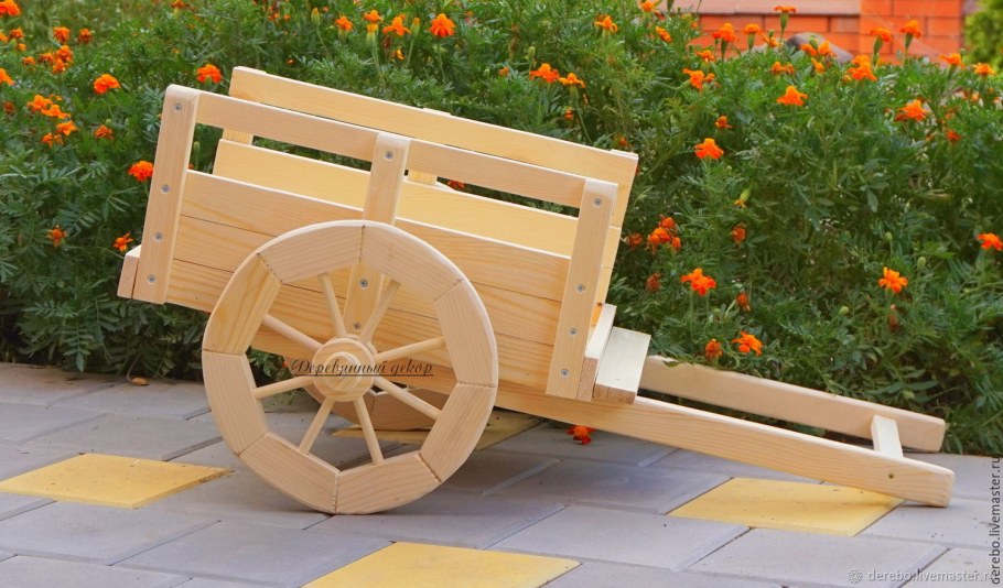 Колесо от телеги деревянное