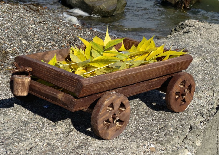 Деревянная телега для цветов