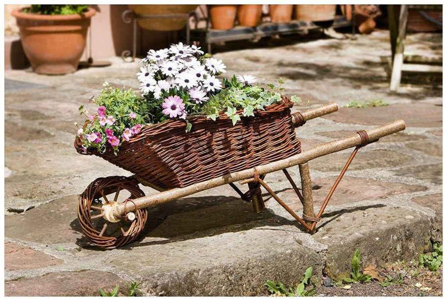 Телега в интерьере сада