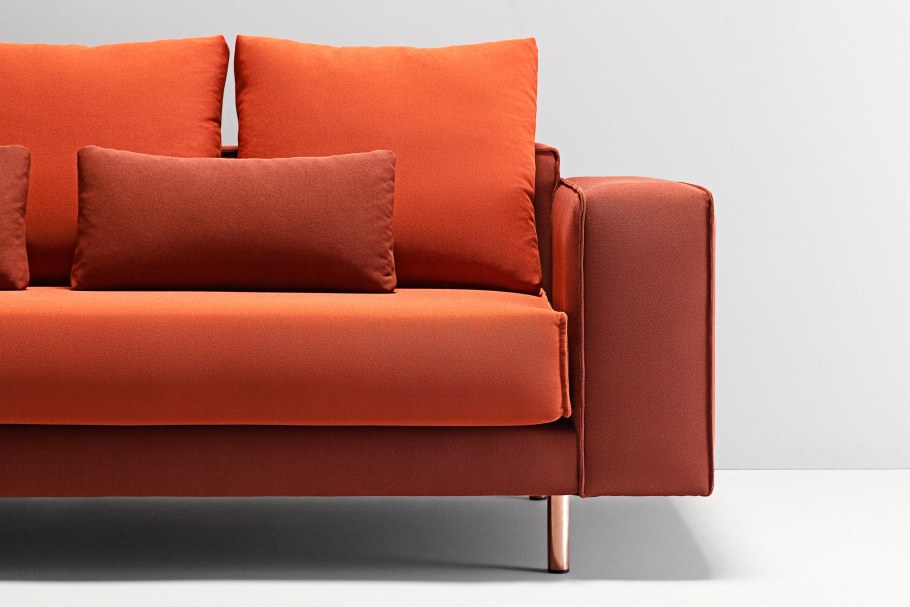 Диван кирпичного цвета