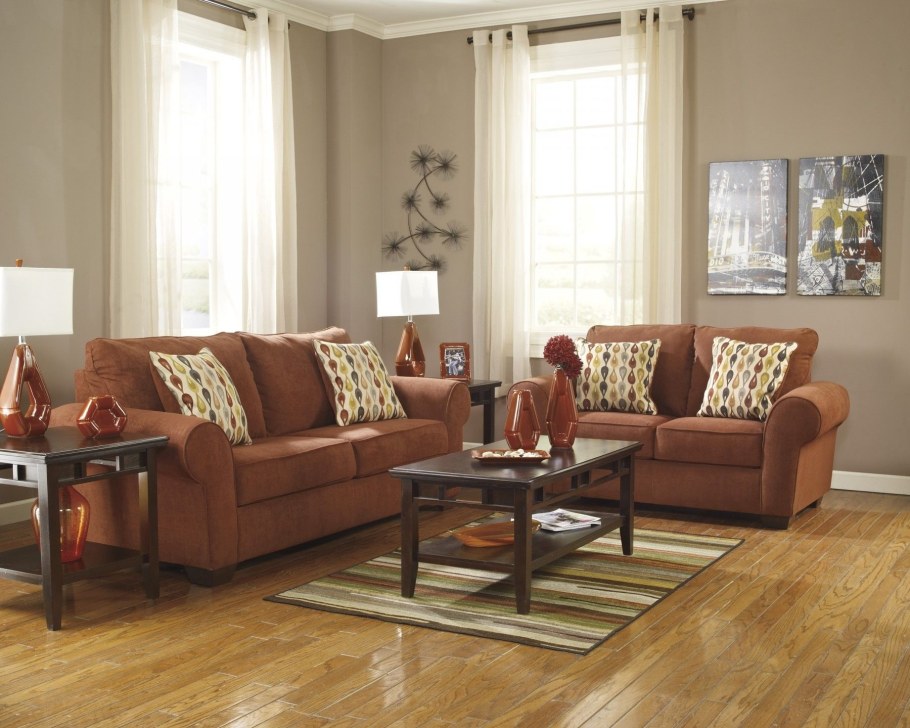 Оранжевый диван в интерьере