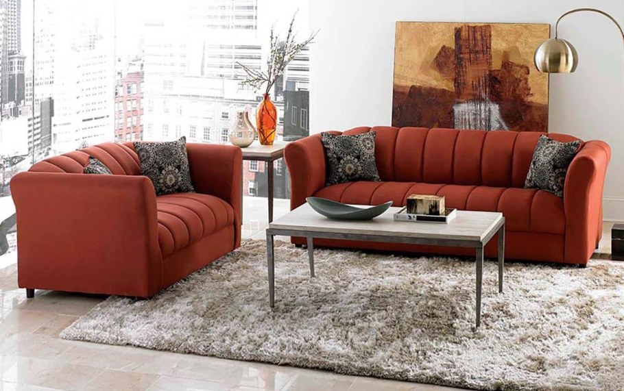 Терракотовый диван в интерьере гостиной