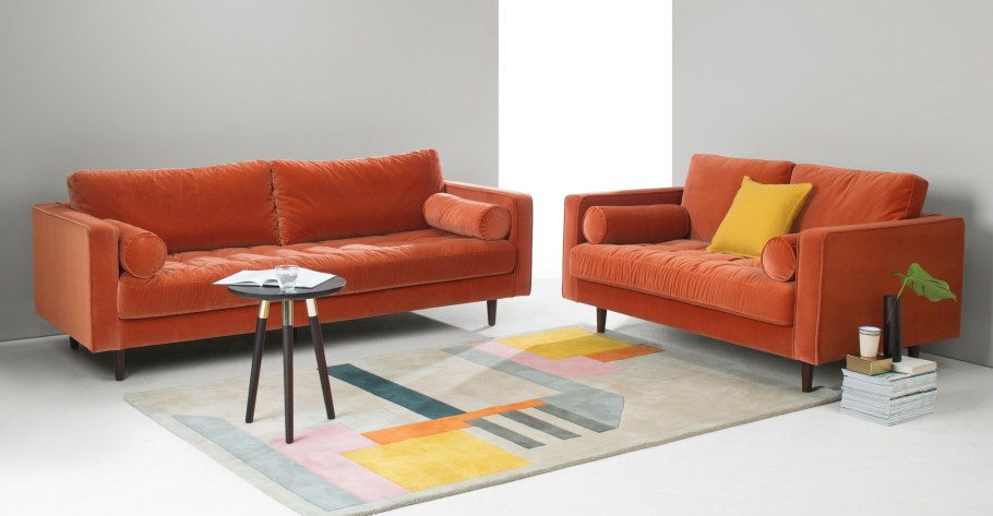 Оранжевый кожаный диван
