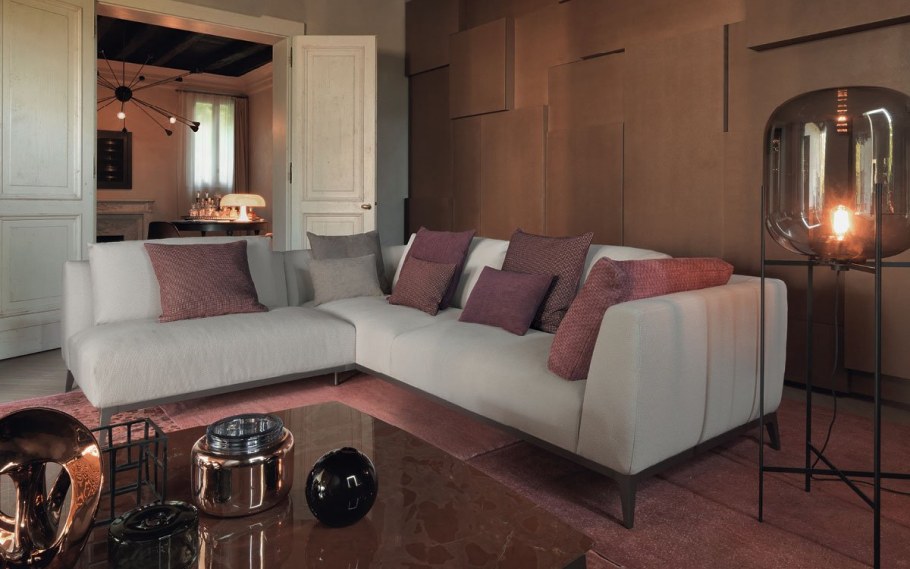 Оранжевый диван в интерьере