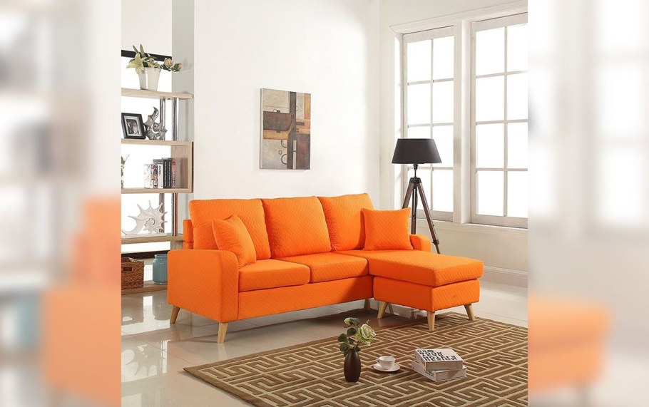 Терракотовые шторы в интерьере гостиной