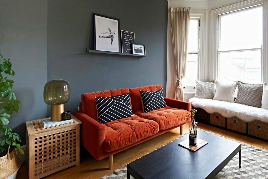 Диван кирпичного цвета в интерьере
