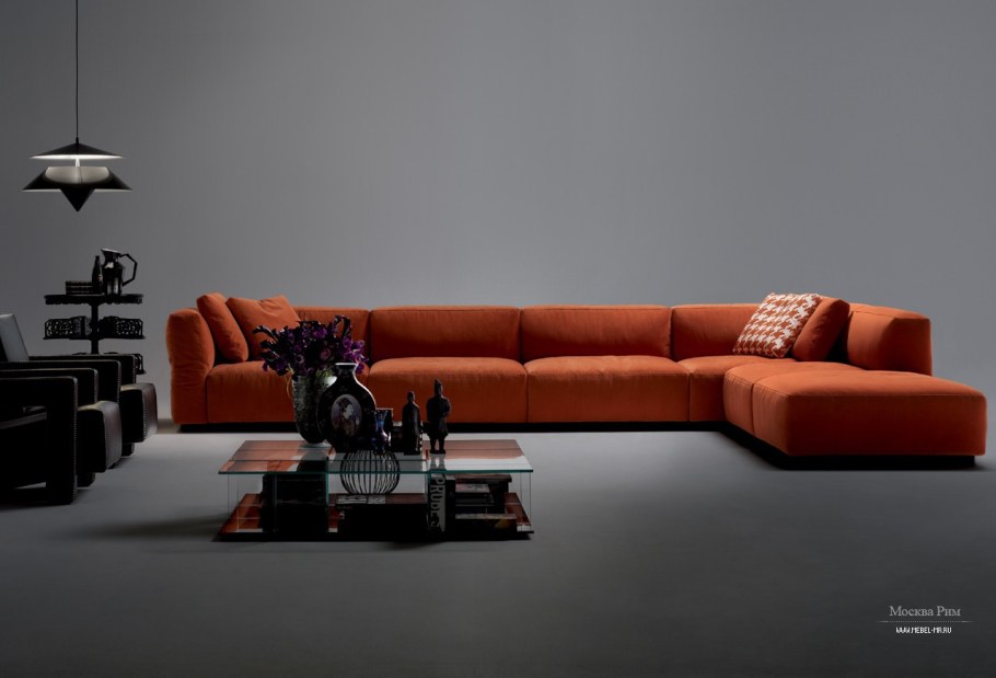 Оранжевый диван в интерьере