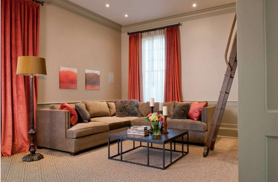 Оранжевый диван в интерьере