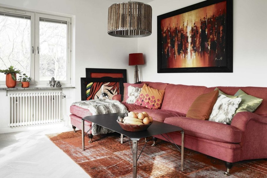 Терракотовый диван в гостиной