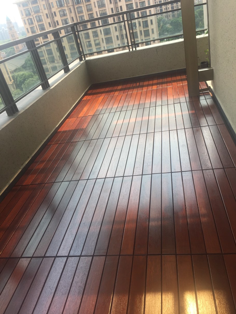 Деревянный пол на балконе