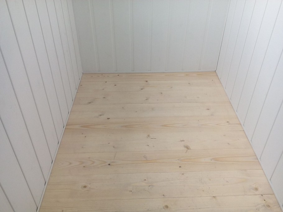 Деревянный пол на балконе