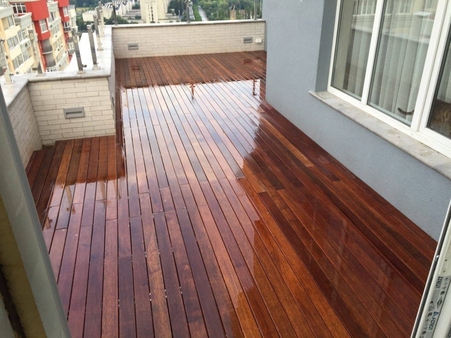 Отделка балкона террасной доской