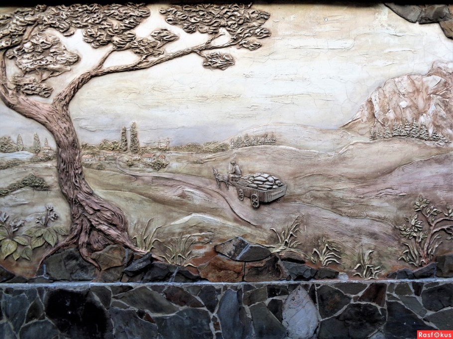 Рельефные пейзажи на стенах