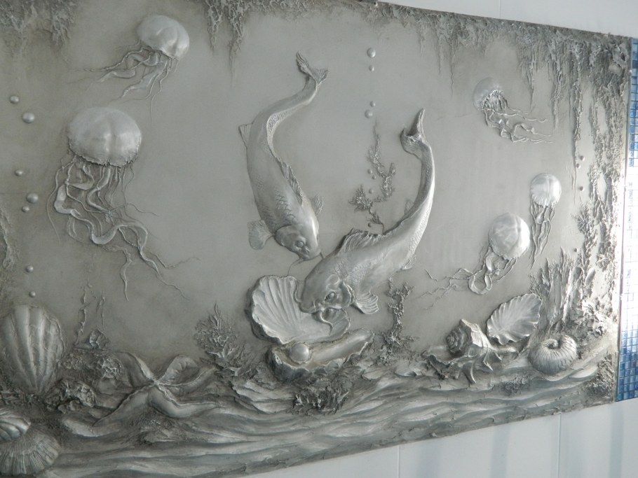 Лепнина рыбы на стенах