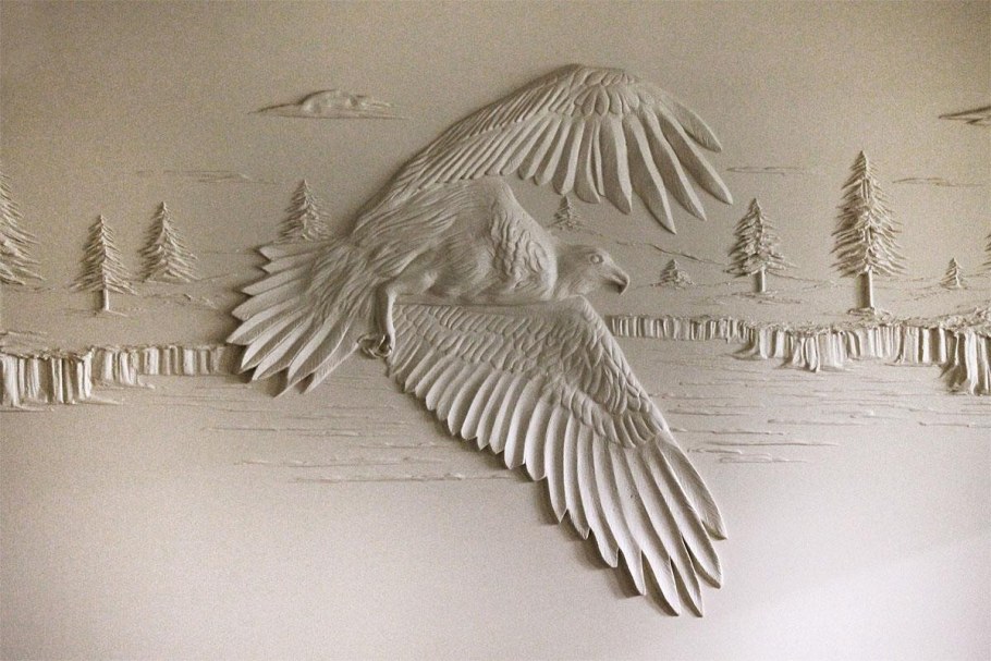 Барельеф птицы на стене