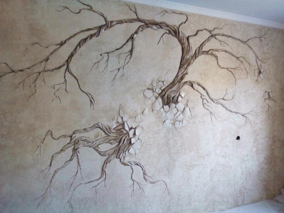 Дерево из шпаклевки на стене