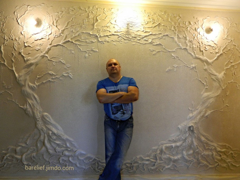 Декоративная штукатурка и барельеф на стене
