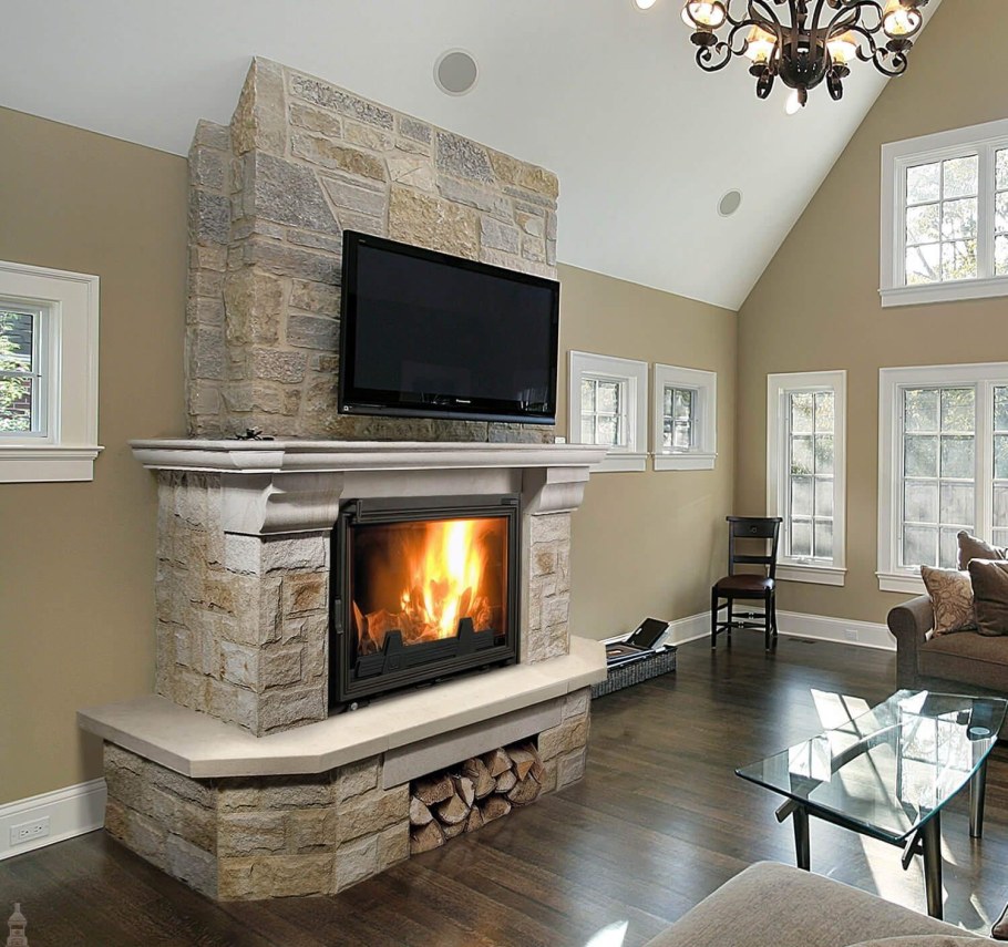 Встроенный камин в стену камень