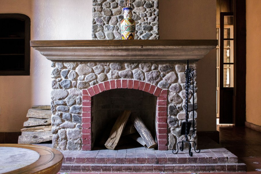 Камин из камня в интерьере