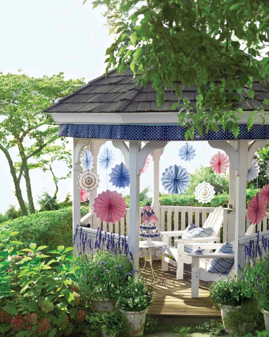 Уютная беседка в саду