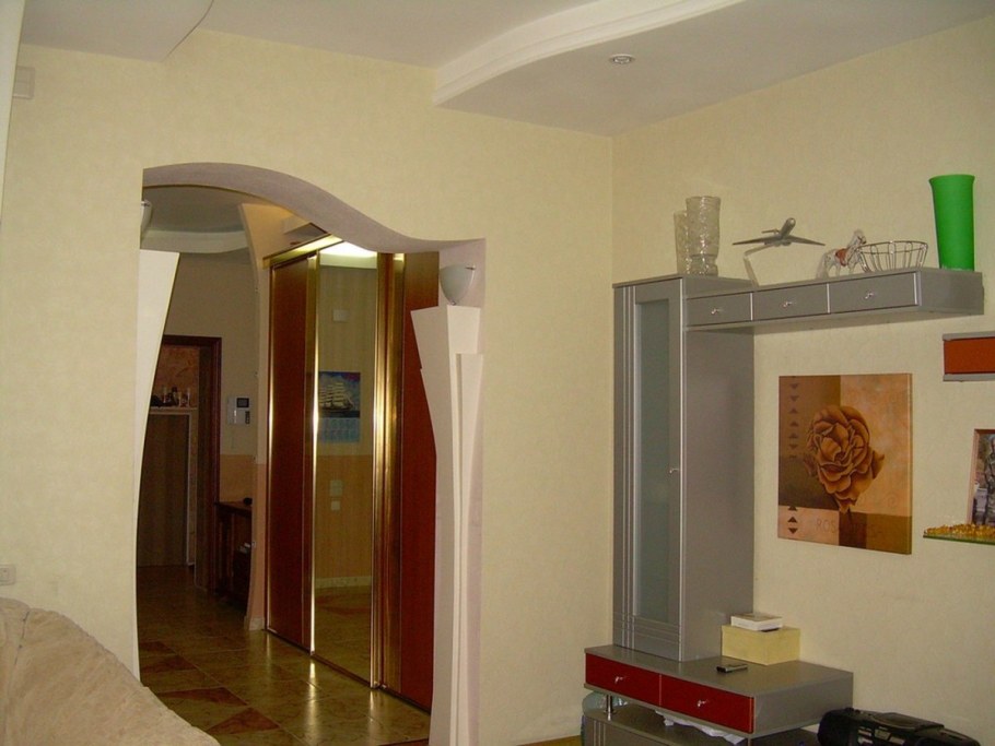 Проем без двери между коридором и гостиной