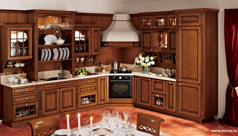 Классическая кухня с пеналом