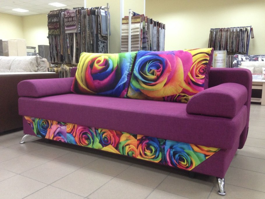 Яркий разноцветный диван