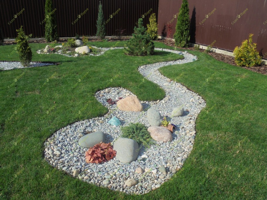 Фонтанчики в саду Отделанные камнями