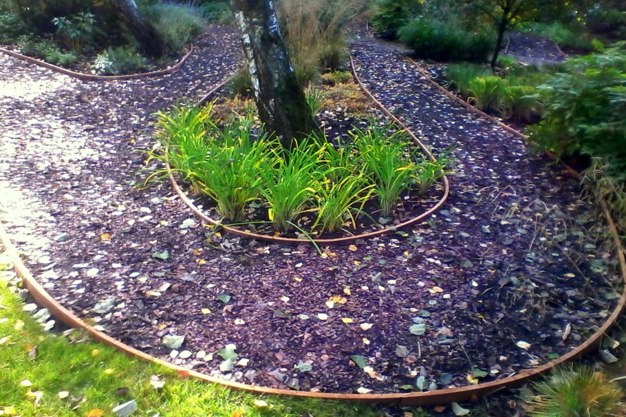 Дорожки из насыпной гальки на даче