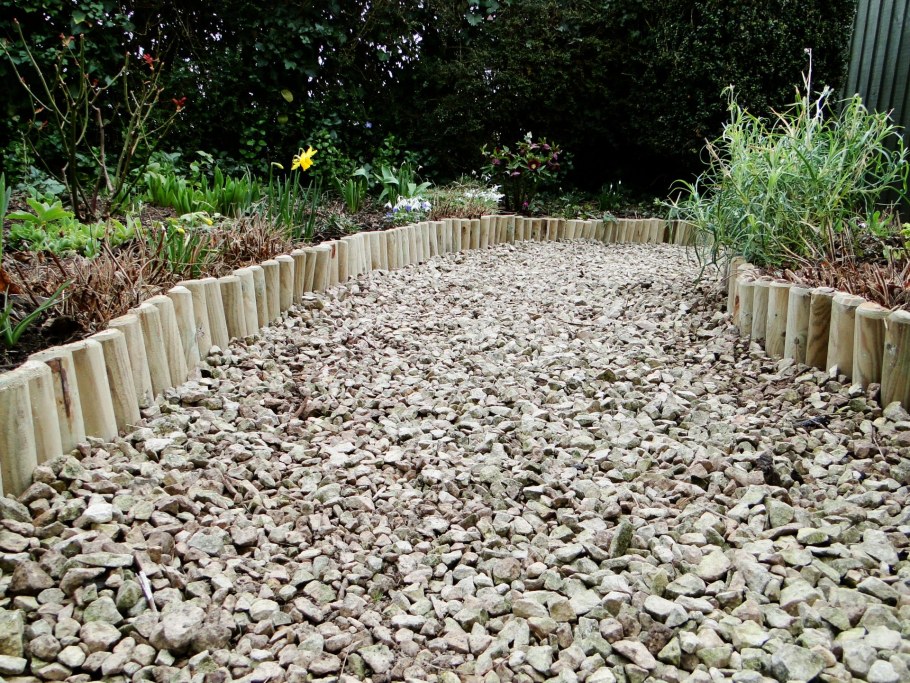 Деревянный бордюр для дорожки