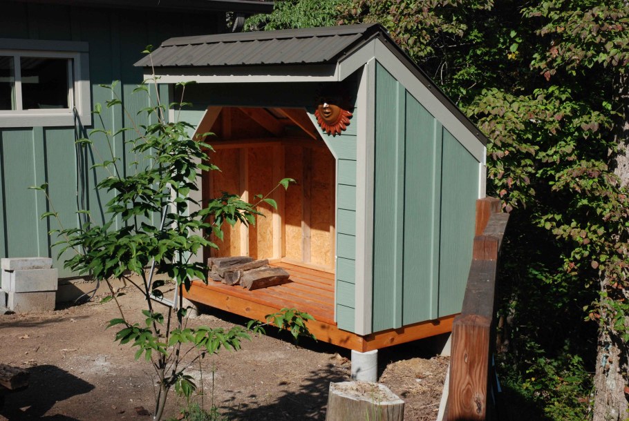 Угловой сарай для дачи