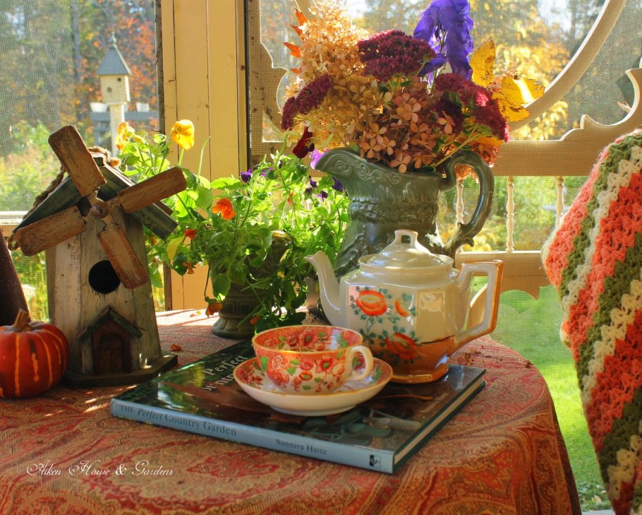 Чайный стол в осеннем саду