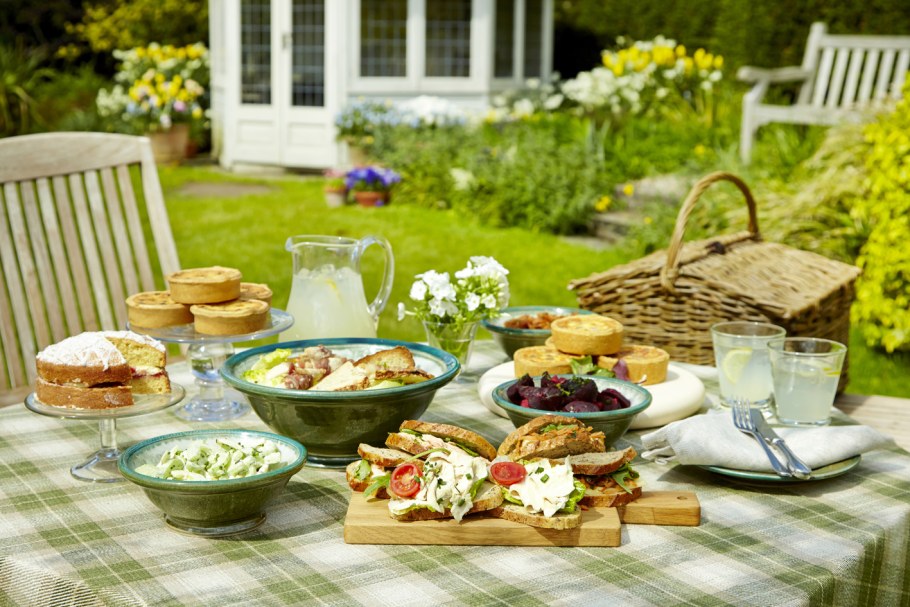 Сервировка пикника на природе