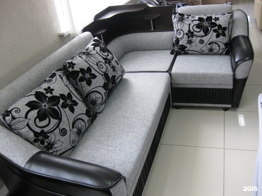 Угловой диван с подушками