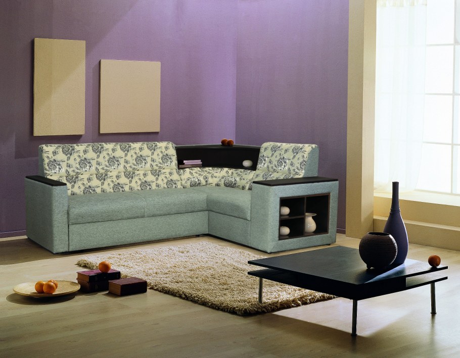 Угловой диван с полками в углу