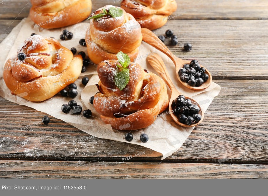 Булочки с ягодами красивые