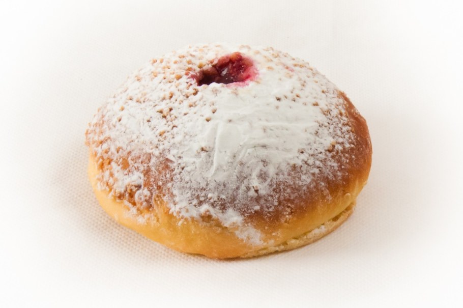 Булочка с малиной