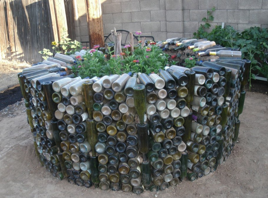 Клумбы из бутылок