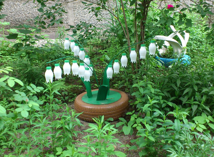 Украшения дачи из бросового материала