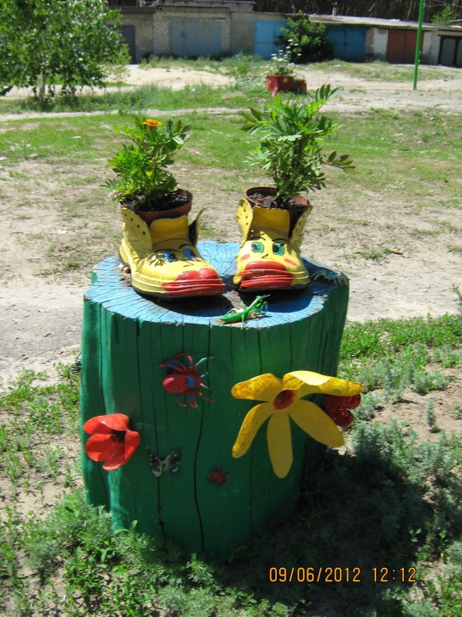 Клумба из бутылок стеклянных