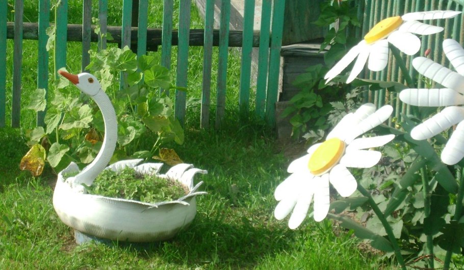 Украшение клумб пластиковыми бутылками